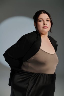 Artı cüsseli kadınlar modern bir ortamda şık kıyafetler giyerken özgüven ve zarafet yayarlar..