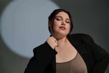 Ayrıca kendine güvenen bir kadın, hafif ışıklandırmada modaya uygun bir kıyafet giyerken moda göz kamaştırıyor..