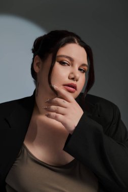 Güzel bir kadın stilini çarpıcı bir kıyafetle kucaklıyor, kendine güven ve cazibe saçıyor..