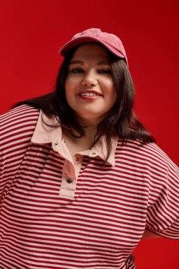 Kendine güveni tam ve kadın modeller çarpıcı bir kırmızı arka plana karşı modaya uygun giyiniyorlar..