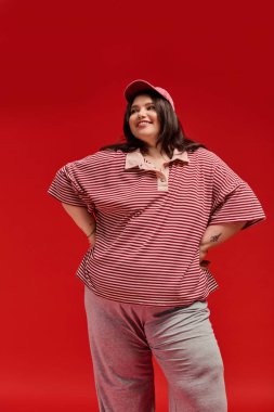 Parlak kadın eşsiz moda anlayışını neşeli bir gülümseme ve cesur bir kıyafetle sergiliyor..