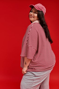 Modayı ve kendini ifade edişini kutlayan, kendine güveni tam bir kadın..