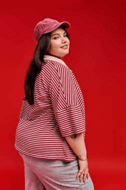 Modaya uygun, iri yarı bir kadın, eşsiz tarzını ve ışıl ışıl güzelliğini sergiliyor..