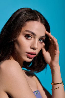 Genç bir kadın zarif bir şekilde poz verirken güzelliğini ve tarzını ön plana çıkarıyor..