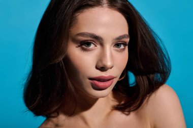 Güzel genç bir kadın stil ve zarafeti çarpıcı özellikleri ve modaya uygun bakışlarıyla somutlaştırıyor..