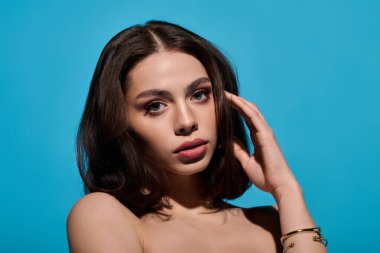 Tarz sahibi genç bir kadın güzelliğini ve özgüvenini cesur makyajı ve çarpıcı bakışlarıyla sergiliyor..