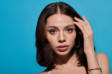 Güzel, genç bir kadın kendine güveni ve cazibesiyle modaya uygun bakışını ve büyüleyici tarzını sergiliyor..