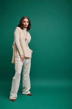 Tarz sahibi genç bir kadın kendine güvenerek poz verir, şık kıyafetler giyer, çağdaş moda yeteneği yayar..