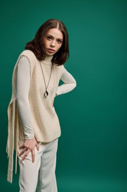 Moda anlayışını ön plana çıkaran şık bir kıyafet giyen şık, kendine güvenen genç bir kadın..