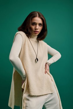 Genç ve şık bayan modeller modern giysiler ve parlak bir görünüm sergiliyor..