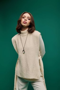 Genç bir kadın moda anlayışını rahat bir kıyafetle sergiliyor. Zarifçe poz veriyor..