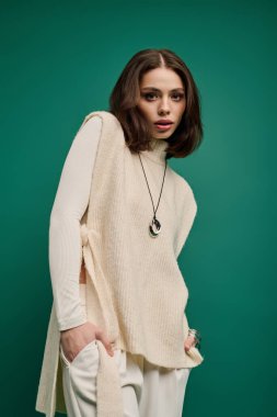 Şık bir ortamda şık bir genç kadın kendine güvenen pozlar veriyor..