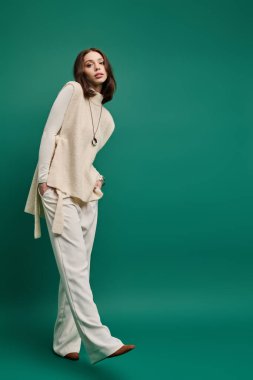 Genç ve güzel bir kadın şık giyinmiş, kendine güven ve cazibe saçıyor..