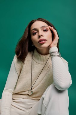 Şık bir genç kadın, alımlı bir pozla güzelliğini ve tarzını sergiliyor..