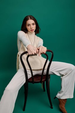 Şık, genç bir kadın zarif bir şekilde otururken kendine has modasını sergiliyor..
