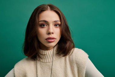 Modaya uygun genç bir kadın dikkat çekici bir kıyafetle, ışıl ışıl bir güzellikle ve tarzla poz verir..