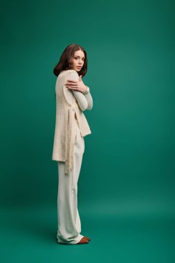 Modaya uygun genç bir kadın zarafetini ve tarzını sakin bir düşünce anında sergiliyor..