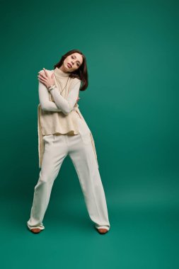 Şık bir kadın zarif bir kıyafet içinde, modern bir cazibe yayar..