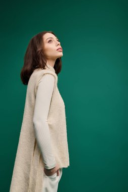 Şık giyinmiş güzel genç bir kadın özgüven ve zarafetle yansımasına hayran..