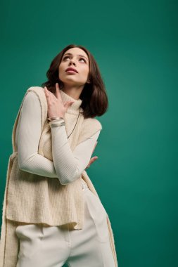 Modaya uygun genç bir kadın, güzellik ve tarzını stüdyoda zarafet ve kendine güvenle sergiliyor..