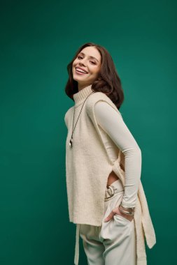 Parlak bir gülüşü olan şık bir genç kadın şık elbisesiyle konforu ve zarafeti harmanlıyor..