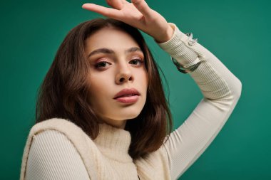 Güzel bir kadın şık bir moda sergiliyor kendine güvenen, ışıldayan cazibe ve zarafetle.