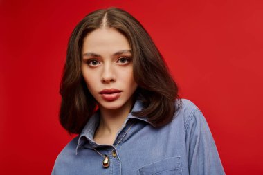 Zarif genç bir kadın göz kamaştırıcı bir ortamda moda anlayışını sergiliyor..