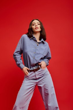 Güzel genç bir kadın büyüleyici bir duruşu ve canlı bir geçmişi olan şık bir moda anlayışı sergiliyor..