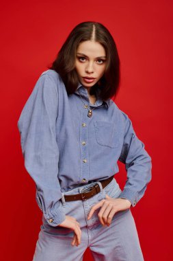 Kendine güvenen genç bir kadın modaya uygun bir kotla poz veriyor..