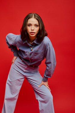 Güzel, genç bir kadın moda anlayışını gösterip, cesur bir poz veriyor..