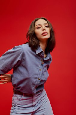 Kendine güveni tam genç bir kadın moda anlayışını gözler önüne seriyor..