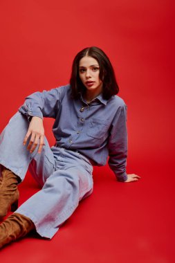 Şık kot elbiseli güzel moda kadını moda anlayışını zarafetle sergiliyor..