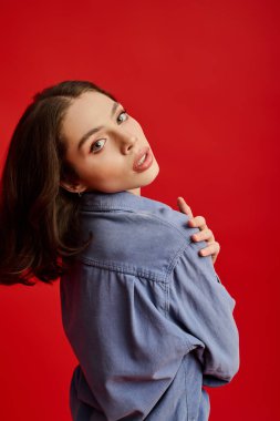 Güzel bir genç kadın büyüleyici bir pozla stilini ve özgüvenini sergiliyor..