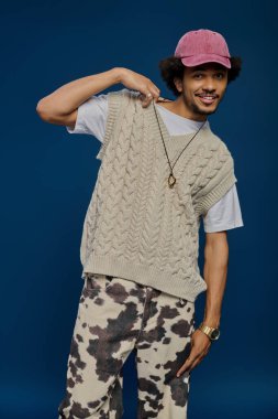 Genç ve yakışıklı bir adam modaya uygun kıyafetler içinde, şık bir anı yakalıyor..