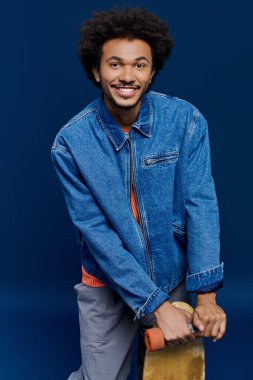 Adam kaykayla vakit geçirmeyi seviyor, neşeli bir kişilik sergiliyor..