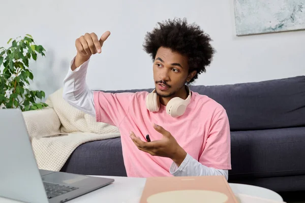 Parlak ve enerjik genç adam modern bir oturma odasında otururken düşüncelerini paylaşıyor..