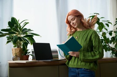 Genç bir kadının günlüğünde yazdığı gibi bitkilerle süslenmiş parlak bir köşe. Düşüncelere dalmış..
