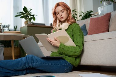 Güzel, genç bir kadın, evde huzurlu bir anın tadını çıkararak derslerine odaklanıyor..