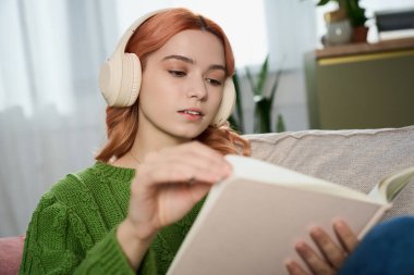 Kitaplarına dalmış, kulaklık takmış, şık ve rahatlatıcı bir çevrede yaşayan güzel bir genç kadın..