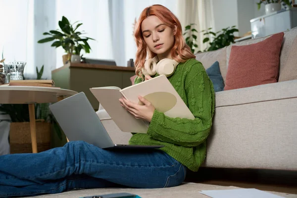 Güzel, genç bir kadın, evde huzurlu bir anın tadını çıkararak derslerine odaklanıyor..