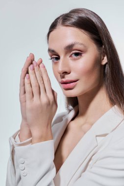 Çekici bir genç kadın zarif bir şekilde poz veriyor, güzel ve dengeli..