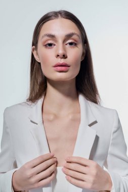 Sofistike genç kadın modern moda sergilerken aynı zamanda zarafet ve güven saçıyor..