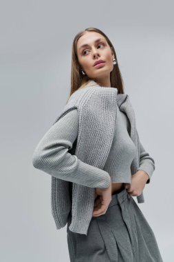 Güzel genç bir kadın zarif ve zarif bir tavırla eşsiz moda anlayışını sergiliyor..