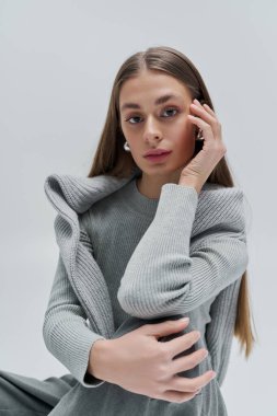 Genç bir kadın zarif ve zarif bir ortamda poz verirken güzelliğini sergiliyor..