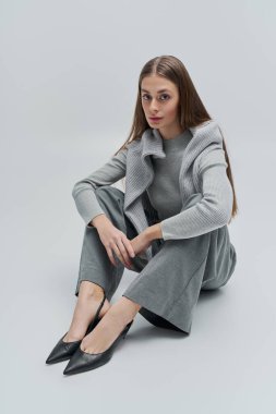 Tarafsız bir zemine karşı zarif, uzun saçlı genç bir kadın..