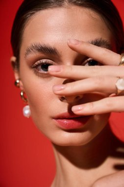 Güzel, genç bir kadın yüzünün bir kısmını saklar, çarpıcı özelliklerini ve tarzını sergiler..