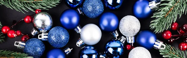 Blick von oben auf Weihnachtskugeln, rote Perlen und Fichtenzweige, Banner — Stockfoto