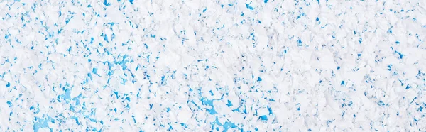 Вид сверху на искусственный снег на синем фоне, новогодняя концепция, баннер — стоковое фото
