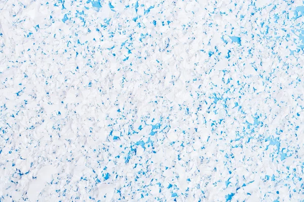 Vista superior de la nieve artificial sobre fondo azul, concepto de año nuevo - foto de stock