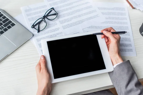 Ausgeschnittene Ansicht einer Geschäftsfrau mit Stift in der Nähe eines digitalen Tablets in der Nähe von Dokumenten auf dem Tisch — Stockfoto